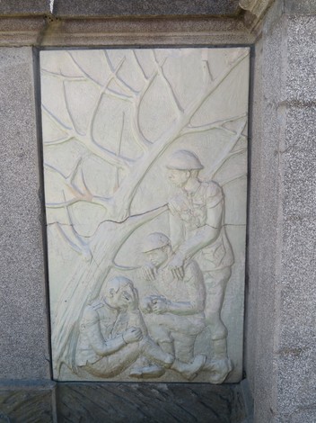 Bassorilievo commemorativo dei partigiani, simbolo di resistenza e libertà. Designato per onorare il loro sacrificio.