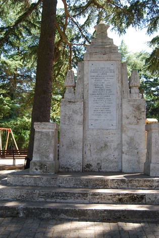 Monumento ai caduti, dedicato alla memoria dei soldati, immerso in un'area verde e rilassante.