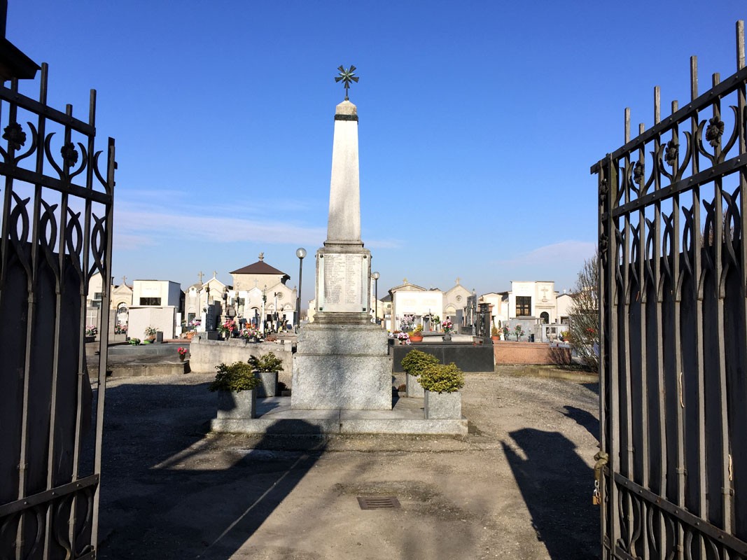 Monumento ai caduti di Cassolnovo, simbolo di memoria e rispetto per gli eroi locali, immerso in una tranquilla atmosfera.