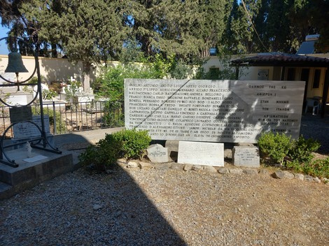 Sacrario dei caduti di Kos, un luogo di commemorazione con lapidi e simboli di memoria.