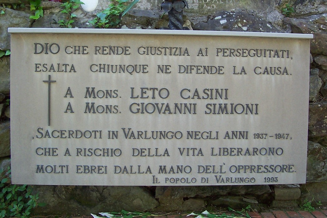 Monumento ai caduti di Varlungo, dedicato ai sacerdoti che salvarono molti ebrei durante la Seconda Guerra Mondiale.