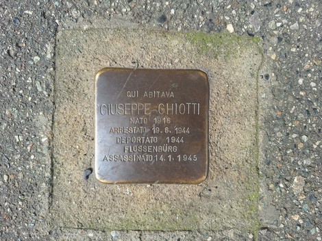 Pietra d'inciampo dedicata a Giuseppe Ghiotti, commemorativa della sua vita e persecuzione.