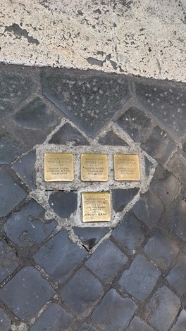 Pietre d'inciampo dedicate a Lungaro, Scaglia, Lupis e Maraffa, immerse nel pavimento di una strada.