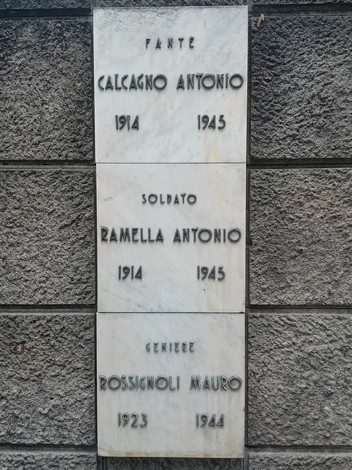 Monumento ai caduti con nomi incisi su lastre di marmo, commemorativo e solenne.