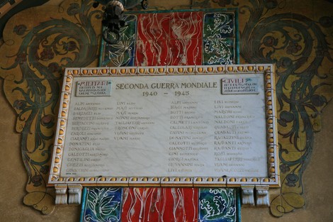 Elenco dei caduti della Seconda Guerra Mondiale nel Sacrario del Municipio, con decorazioni storiche.