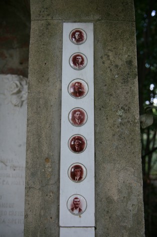 Monumento commemorativo con ritratti in onore delle vittime dell'eccidio di San Polo.