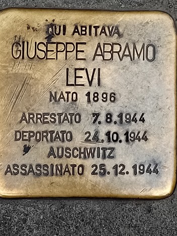 Pietra d'inciampo in ottone incassata nel selciato, con iscrizione incisa dedicata a Giuseppe Abramo Levi.