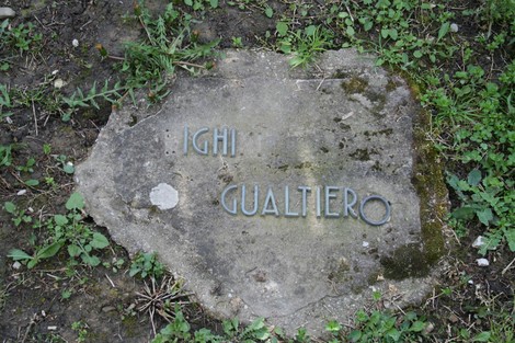 Monumento nel cimitero di Stia, con nome "Gualtiero" inciso su una pietra.