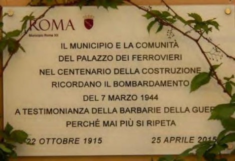 Lapide commemorativa dedicata al bombardamento del 7 marzo 1944, situata in un contesto urbano.