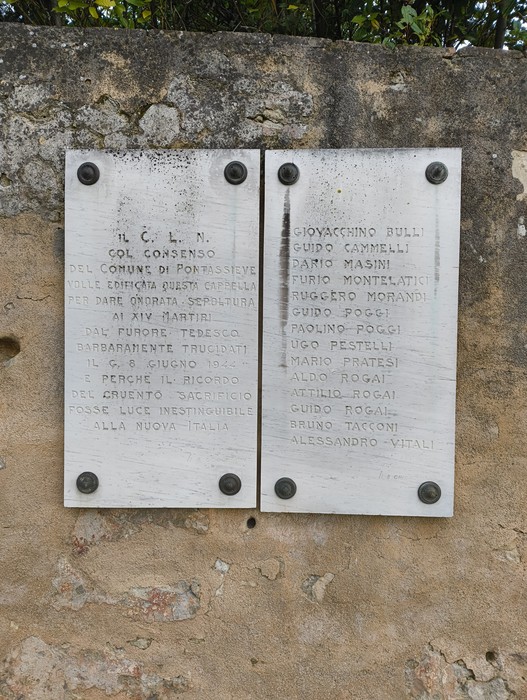 Lapide commemorativa a Pievecchia con nomi di caduti, in memoria dei martiri della Grande Guerra.