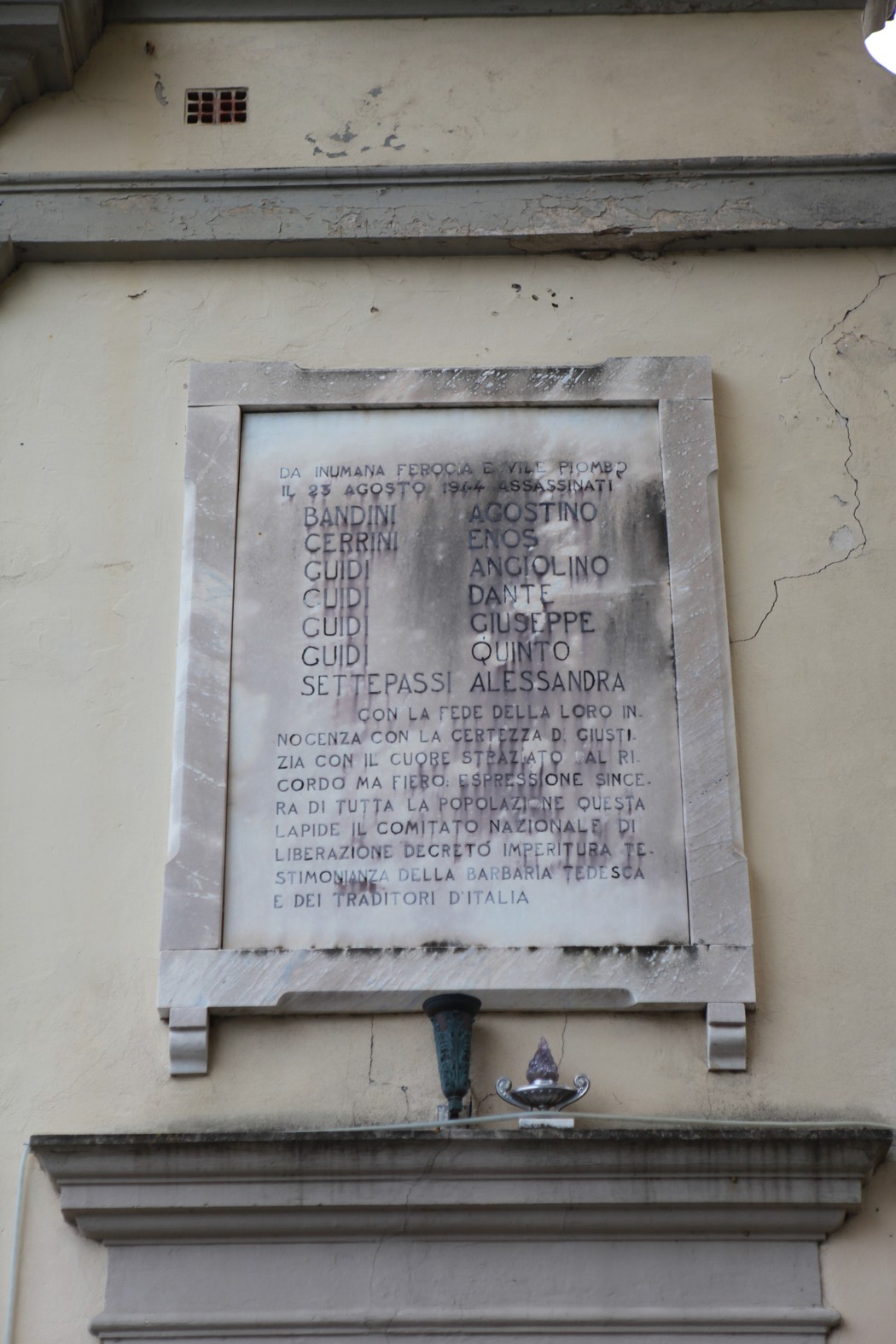 Lapide commemorativa in memoria dei caduti di Massarella, con nomi e date incisi in marmo.