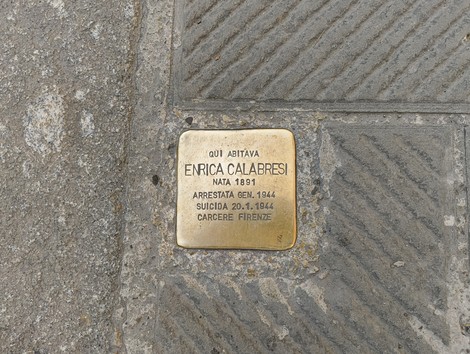 Pietra d'inciampo dedicata a Enrica Calabresi, commemorativa della sua vita e della sua tragica fine.