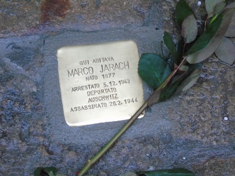 Pietra d'inciampo che commemora Marco Jarach, con dettagli sulla sua vita e deportazione.