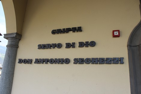 Cripta di Seghezzi con iscrizioni che commemorano Don Antonio Seghezzi, in un contesto suggestivo.