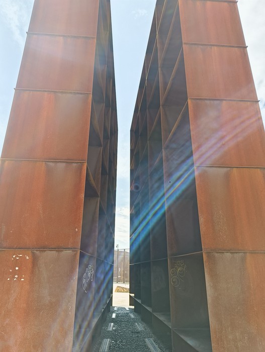Strutture del Memoriale della Shoah, simbolo della memoria e della riflessione sulla tragedia dell'Olocausto.