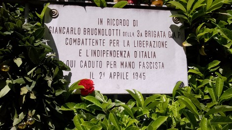 Lapide commemorativa dedicata a Giancarlo Brugnolotti, partigiano caduto per la libertà e l'indipendenza d'Italia.