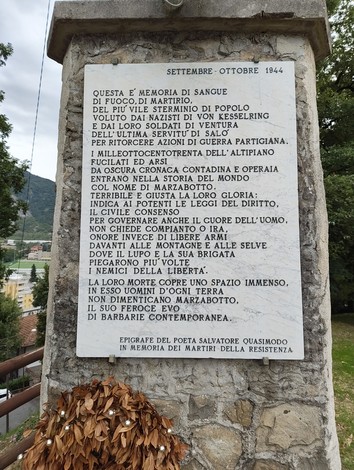 Il Faro illuminato si erge maestoso, circondato da natura, simbolo di guida e sicurezza nel paesaggio.