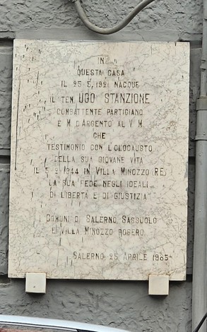 Lapide commemorativa dedicata a Ugo Stanzione, partigiano, presso la sua casa a Salerno.