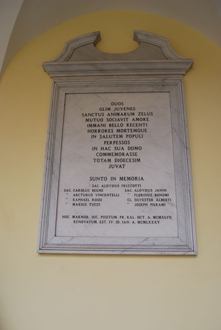 Lapide commemorativa del Seminario, dedicata ai giovani e alla memoria di sacerdoti defunti.