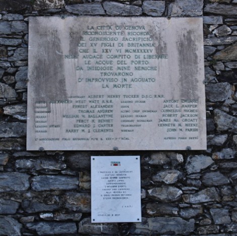 Lapide commemorativa ai marinai inglesi, dedicata al loro sacrificio e alla storia marittima.