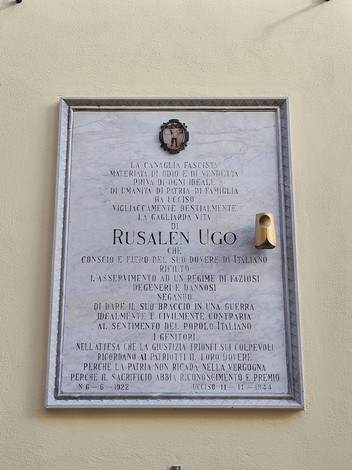 Lapide commemorativa di Rusalen Ugo, dedicata al sacrificio in guerra degli italiani.