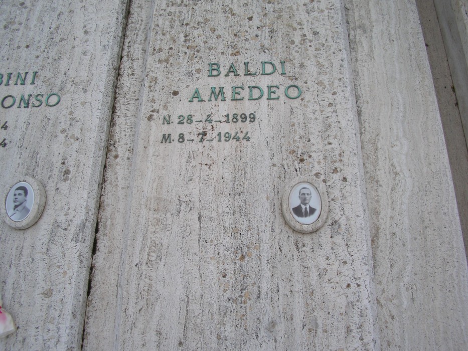 Sepolcro commemorativo dedicato ai caduti di San Gimignano, con riconoscimenti ai valorosi.