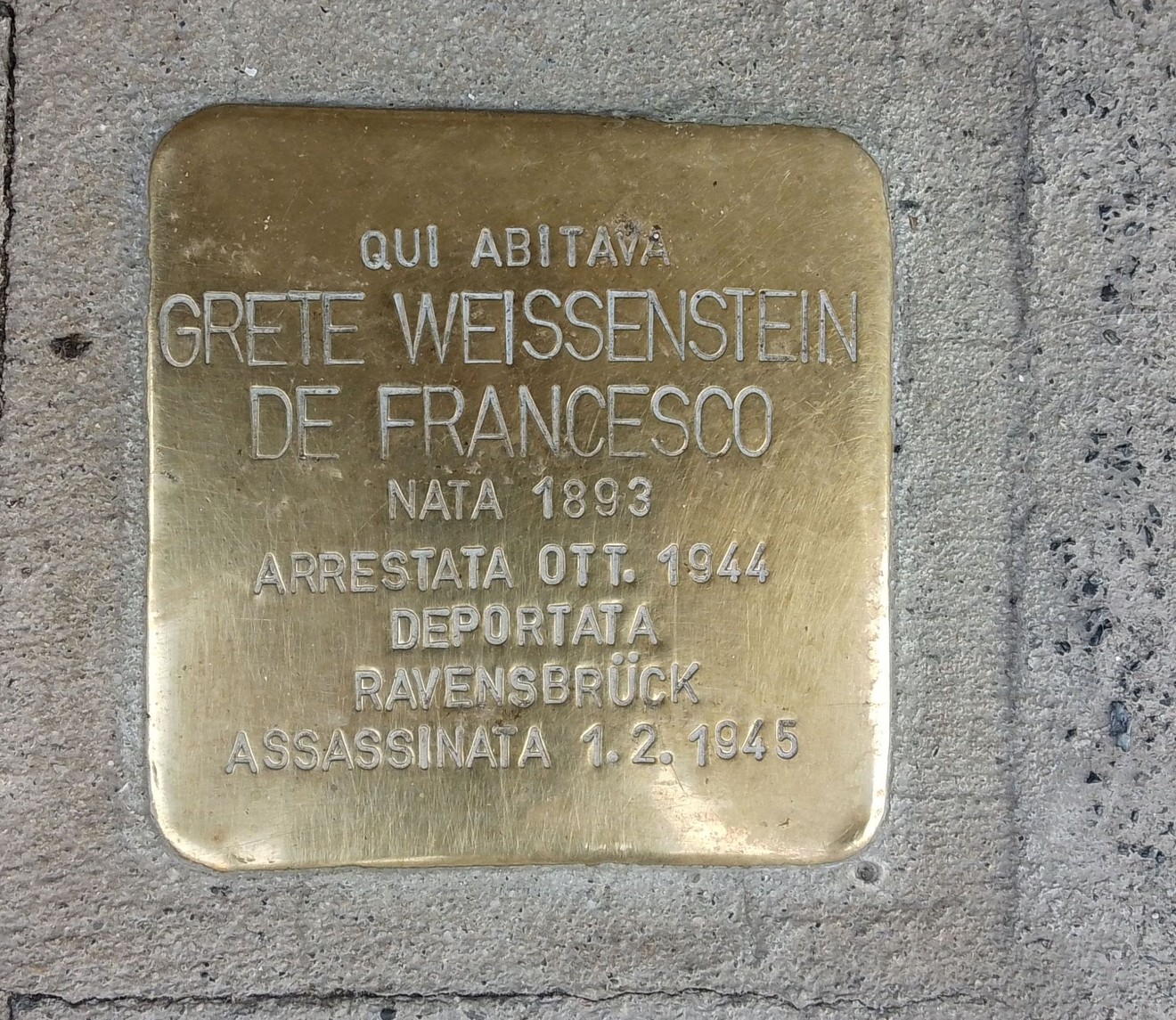 Pietra d'inciampo dedicata a Grete Weissenstein, memoria di un passato drammatico e di una vita spezzata.
