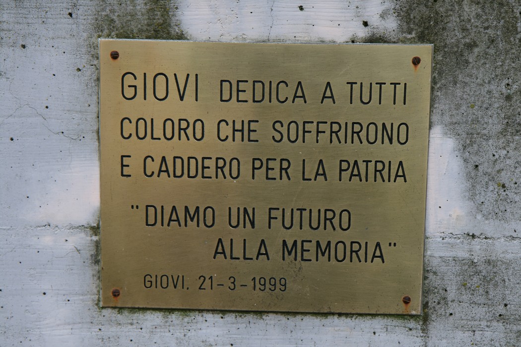 Monumento di Giovi, dedicatoria per coloro che soffrirono e caddero per la patria, con motto "Diamo un futuro alla memoria".
