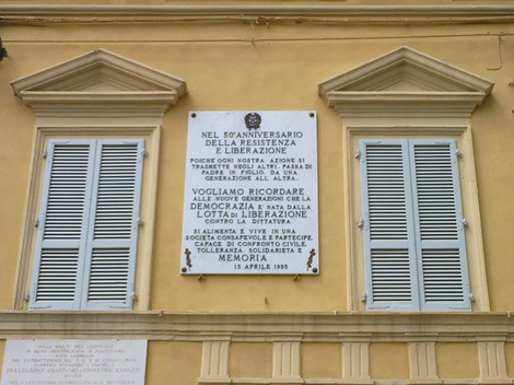 Lapide commemorativa per il 50° anniversario della Resistenza e Liberazione, dedicata alla memoria dei caduti.