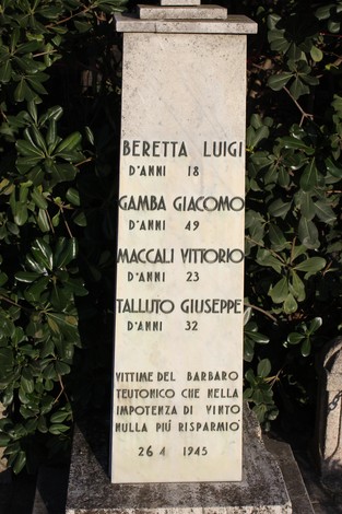 Monumento commemorativo con nomi di caduti dell'Insurrezione su una stele in pietra.