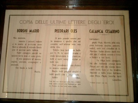 Cappella con nomi di eroi locali, Borghi, Pecorari e Calanca, incastonata in un contesto tradizionale e commemorativo.