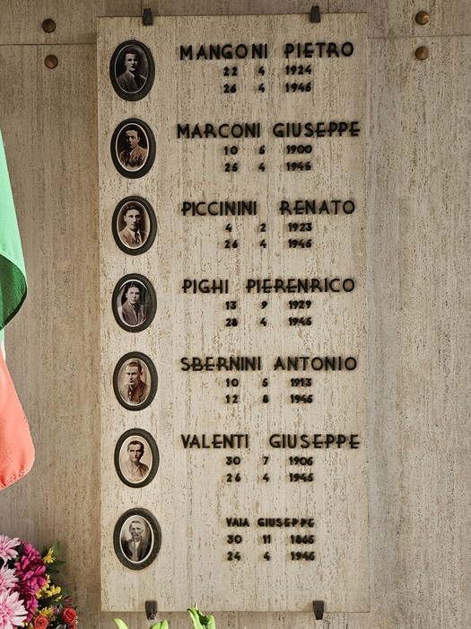 Sacrario dei Caduti per la Resistenza con nomi e ritratti in memoria dei valorosi. Decorazioni floreali e bandiera.