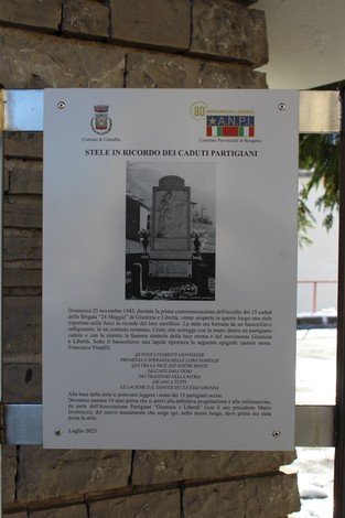 Cappella commemorativa dedicata ai partigiani caduti, immersa nella natura e circondata da alberi.