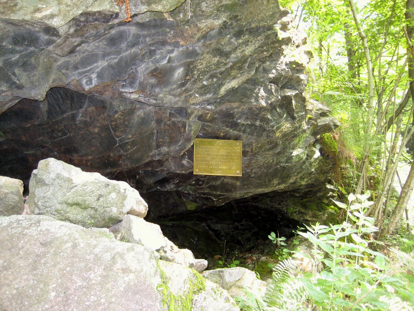 Grotta di Rastelli: suggestiva cavità naturale circondata da vegetazione lussureggiante e rocce imponenti.