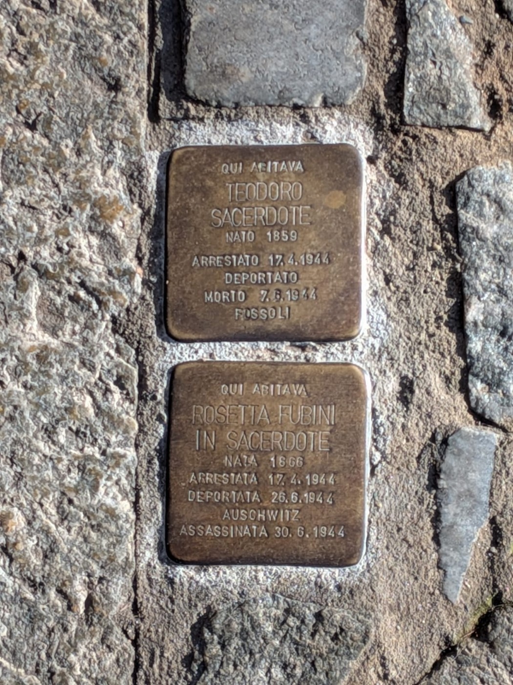 Pietre d'inciampo dedicate a Teodoro Sacerdote e Rosetta Fubini, commemorano la loro deportazione e morte.