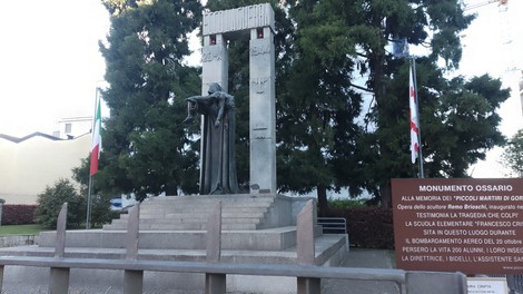 Monumento ossario ai piccoli martiri di Gorla, omaggio alle vittime di eventi tragici con scultura significativa.