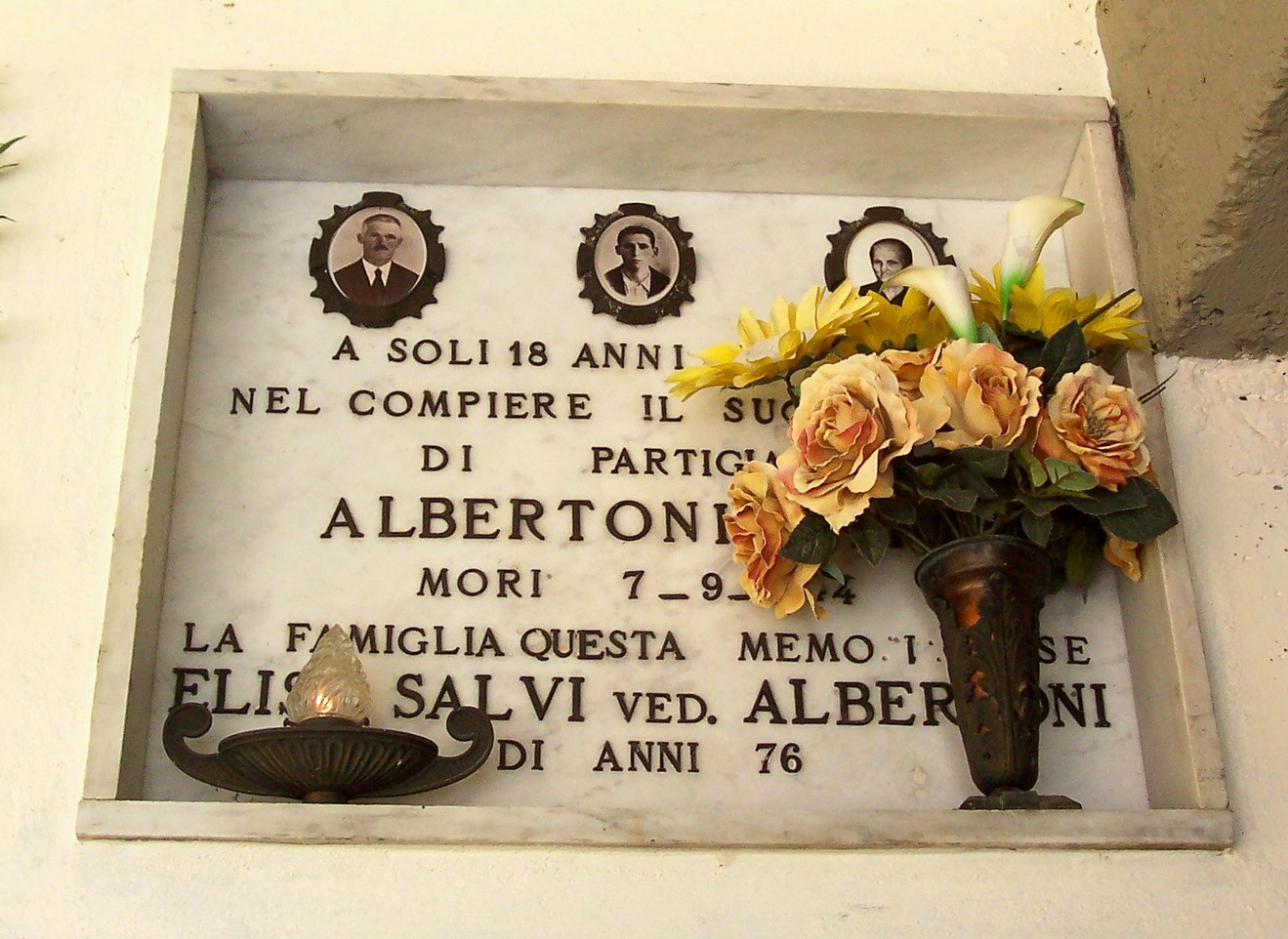 Sepolcro di Albertoni con materiale ornamentale e dedica di famiglia in marmo bianco.