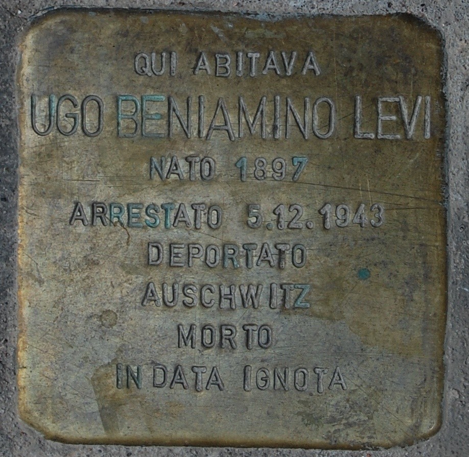 Pietra d'inciampo dedicata a Ugo Beniamino Levi, riportante date e informazioni sulla sua deportazione.