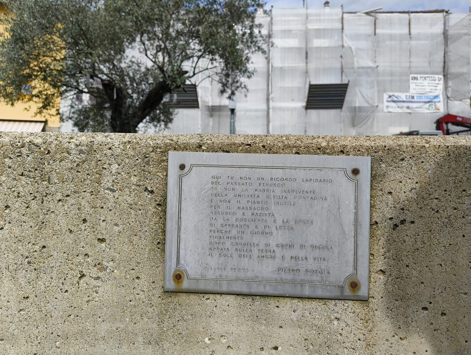 Monumento commemorativo ai Martiri di Marzabotto, simbolo di memoria storica e riflessione.