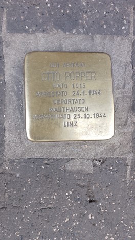 Pietra d'inciampo dedicata a Otto Popper, con dettagli sulla sua vita e deportazione.