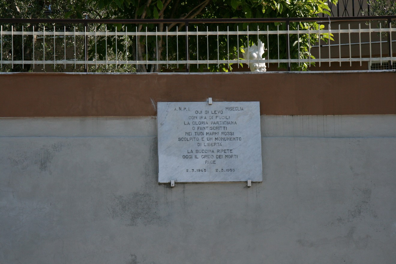 Lapide di Miseglia, memoriale dedicato ai partigiani e alla liberazione. Riconoscimento del sacrificio dei caduti.
