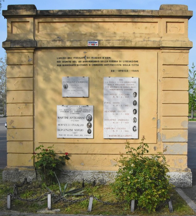 Lapidi commemorative dei fucilati di Piazza d’Armi, in memoria delle vittime della liberazione.