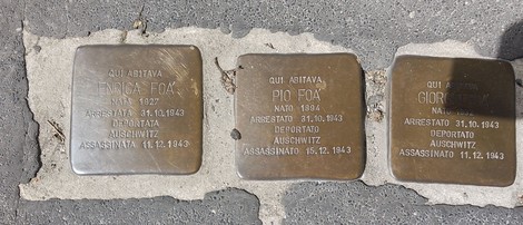Pietre d'inciampo dedicate alla famiglia Foà, commemorando le loro sofferenze e deportazioni.