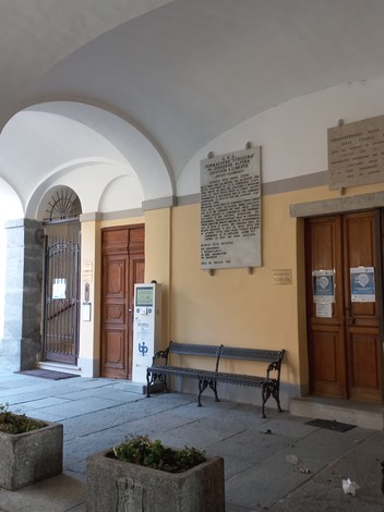 Lapide commemorativa della battaglia delle Grange Sevine, posta in un edificio storico con architettura architravata.