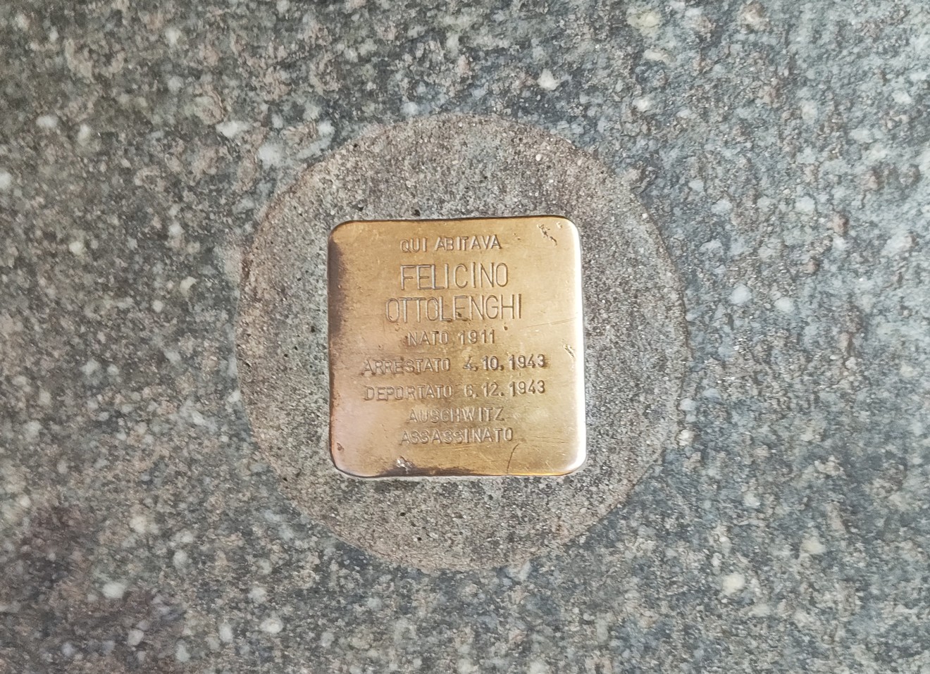 Pietra d'inciampo dedicata a Felicino Ottolenghi, commemorativa della sua storia durante la Seconda Guerra Mondiale.