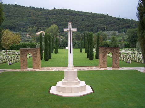 Cimitero Militare Commonwealth, un luogo di commemorazione circondato da natura e recinzioni eleganti.