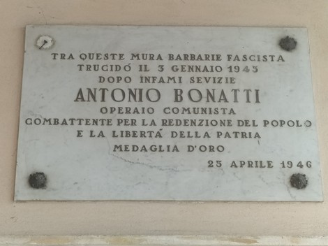 Lapide commemorativa di Antonio Bonatti, operaio comunista ucciso il 3 gennaio 1943, medaglia d'oro.