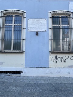 Lapide commemorativa dedicata ai Partigiani di Spinetta Marengo, situata su un muro blu.