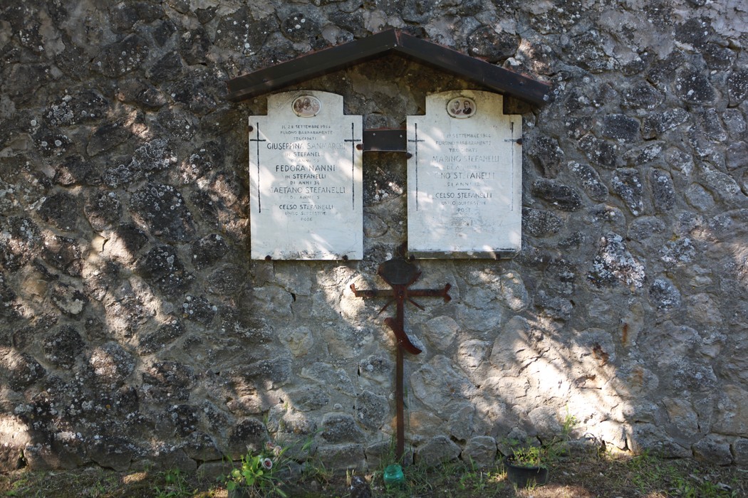 Vecchi sepolcri del cimitero di San Martino, con iscrizioni su lastre di pietra e struttura in legno.