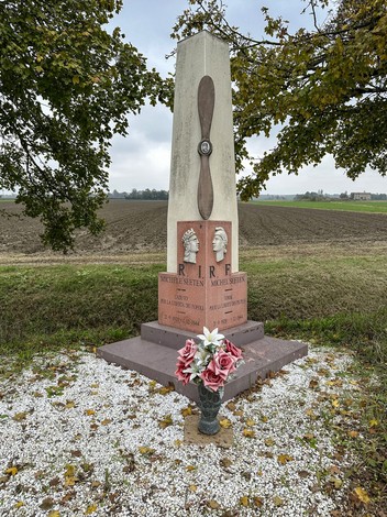 Monumento a Seeten, dedicato alla memoria di personaggi storici, con dettagli architettonici e fiori commemorativi.